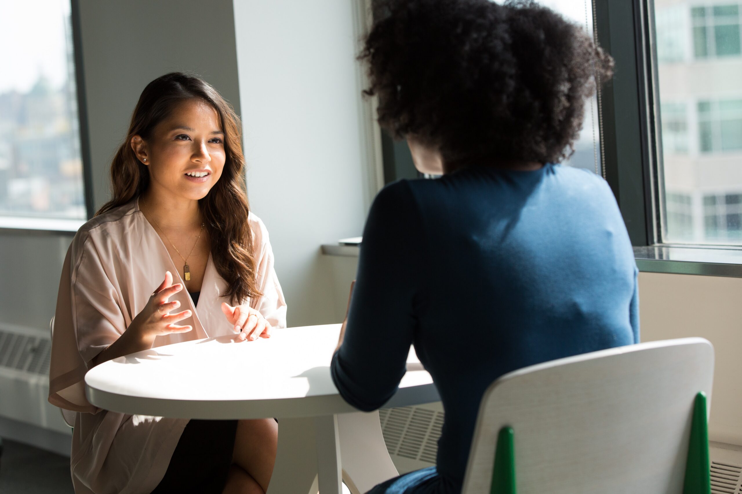 A Bennett consultant meeting one-to-one with a scholarship student